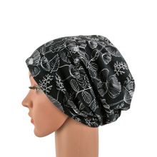 Lade das Bild in den Galerie-Viewer, Beanie &quot;Svartlin&quot; Damen schwarz weiß Jersey Blumen
