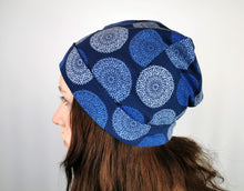 Lade das Bild in den Galerie-Viewer, Beanie Damen blau Jersey Mandala
